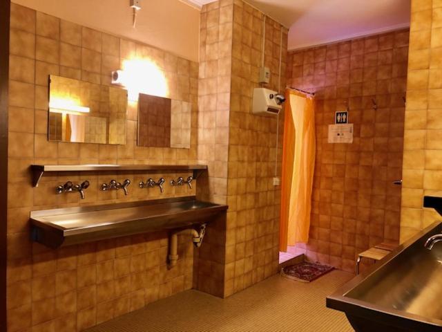 标准单人间, Auberge Pour Tous