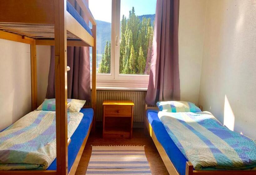 标准三人间, Auberge Pour Tous