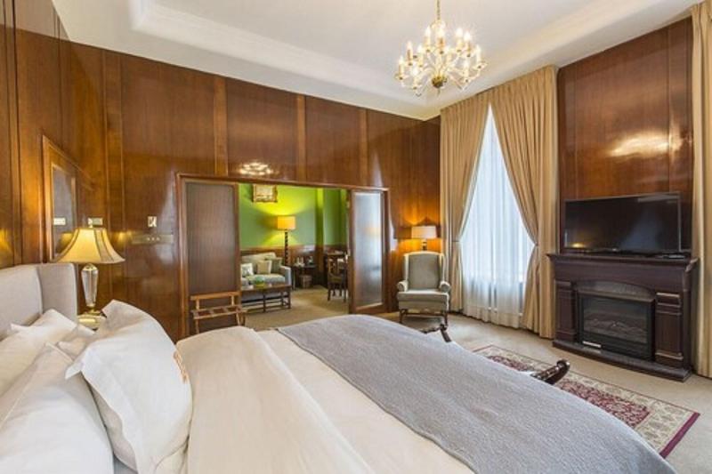 キングサイズベッドのスイートルーム, L