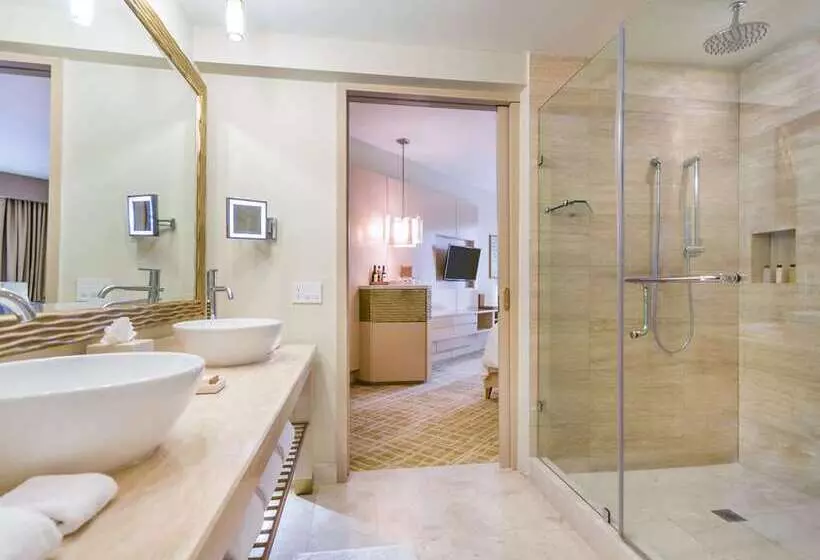 Deluxe-huone, Martinique New York On Broadway, Curio Collection by Hilton