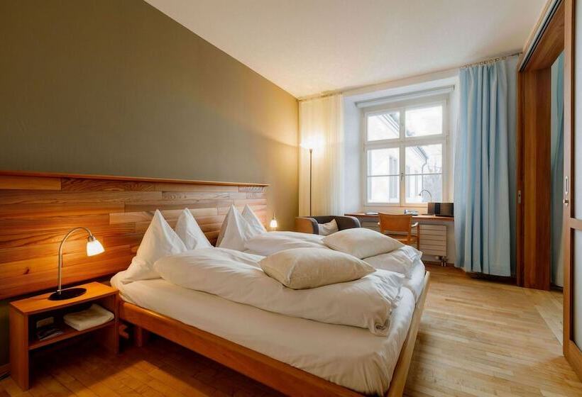 جناح جونيور, Schloss Wartegg