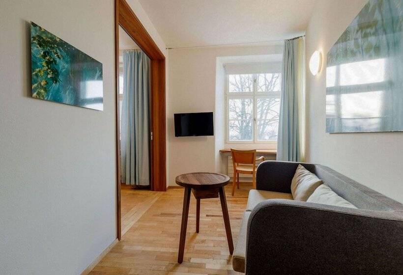 جناح جونيور, Schloss Wartegg