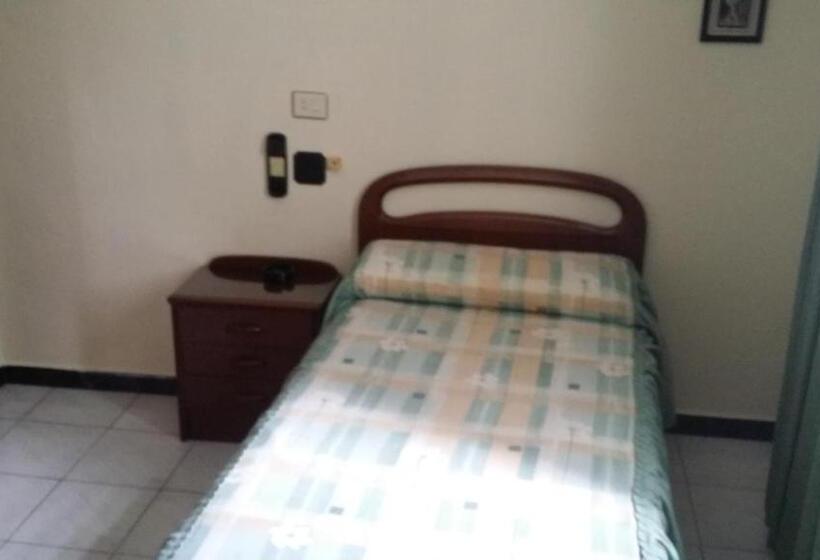 غرفة قياسية فردية, Pensión Ariz