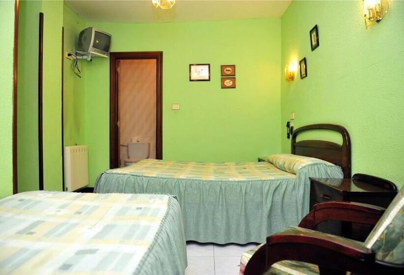 غرفة قياسية ثلاثية, Pensión Ariz