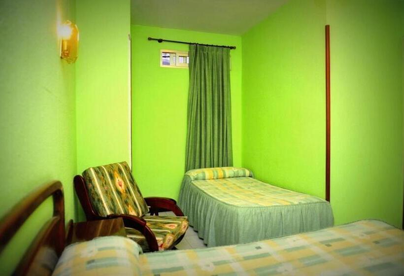 غرفة قياسية ثلاثية, Pensión Ariz