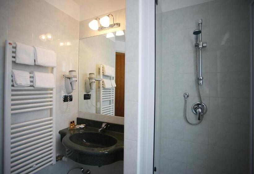 غرفة قياسية ثلاثية, Au Soleil