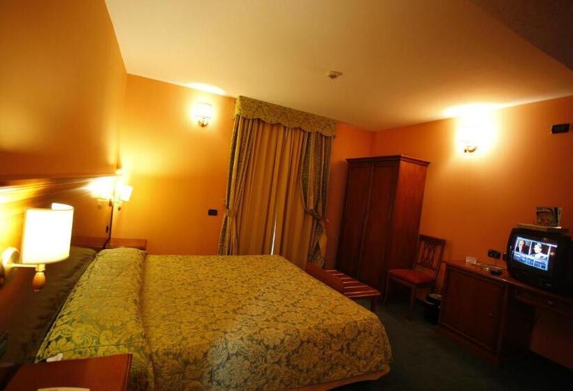 غرفة قياسية ثلاثية, Au Soleil