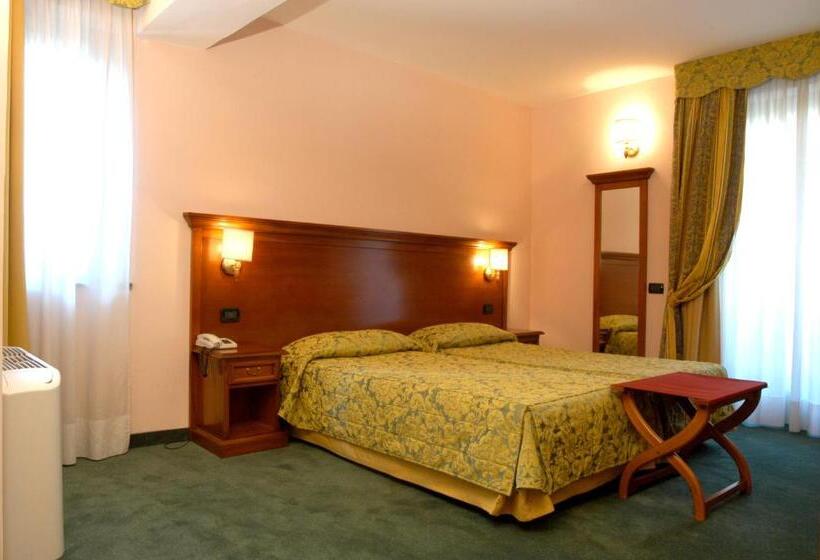 غرفة قياسية ثلاثية, Au Soleil