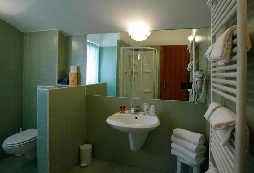 غرفة قياسية رباعية, Au Soleil