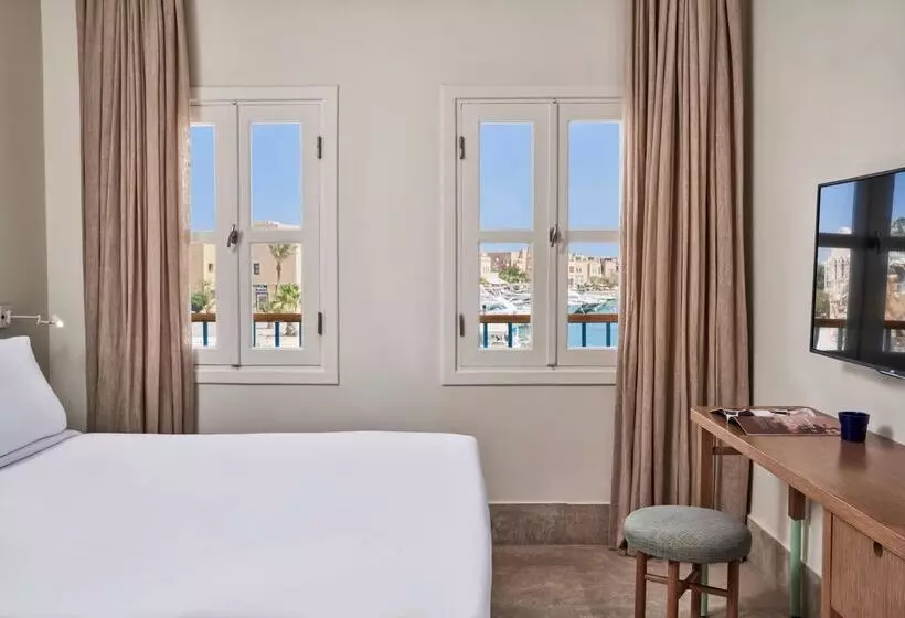 سوییت جونیور, Captains Inn