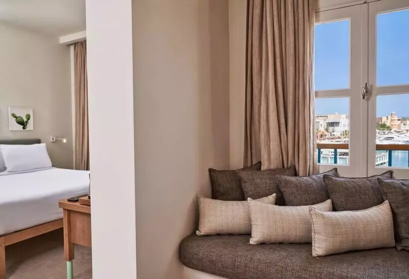 سوییت جونیور, Captains Inn