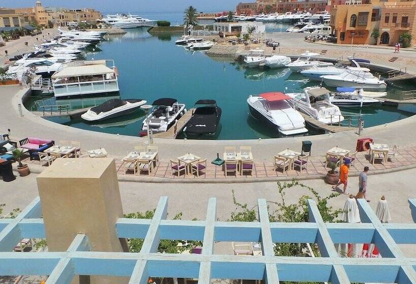 سوییت جونیور, Captains Inn