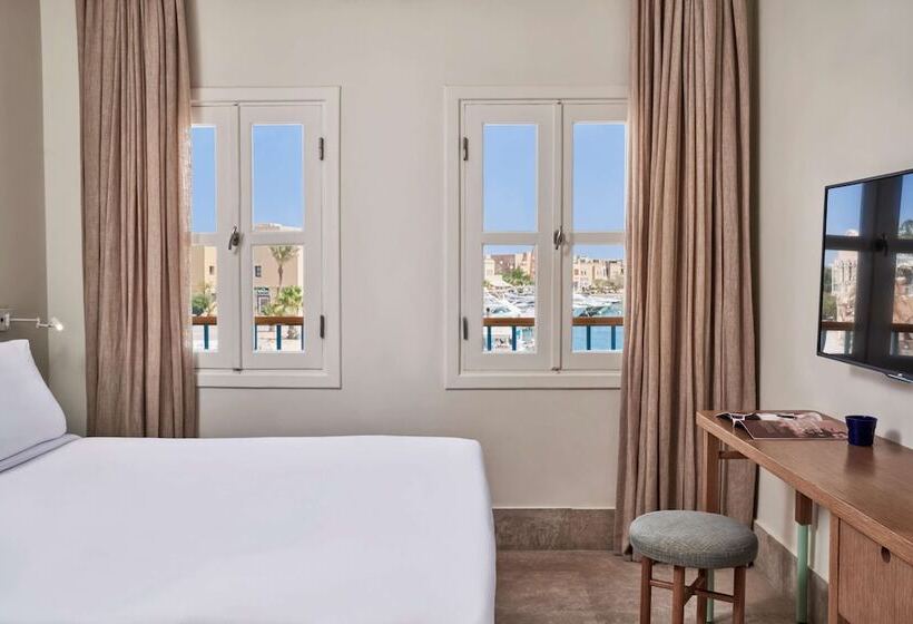 سوییت جونیور, Captains Inn
