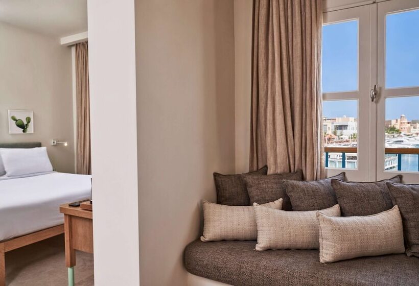 سوییت جونیور, Captains Inn