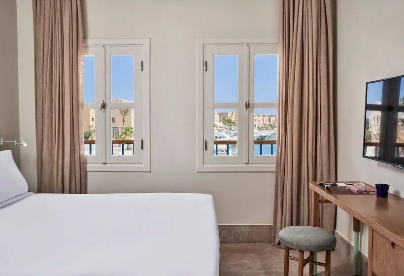 سوییت جونیور, Captains Inn