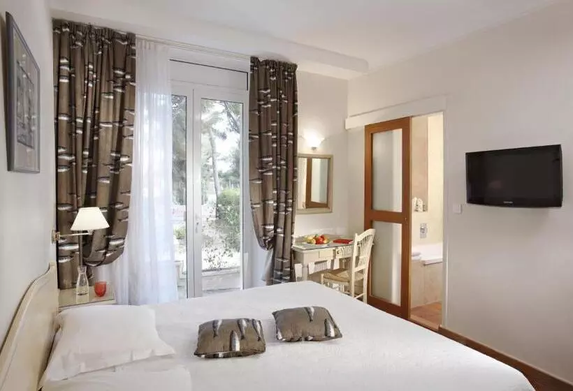 Classic Room Queen Bed, Grand Hotel Des Lecques; Bw Signature Collection