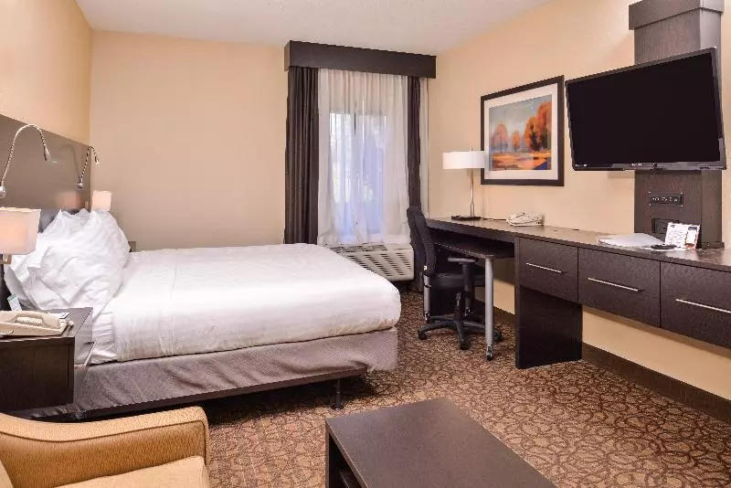 キングサイズベッドのスタンダードルーム, Holiday Inn Express & Suites Topeka West I 70 Wanamaker, An Ihg