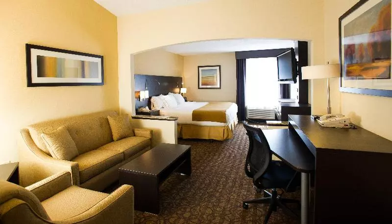 キングサイズベッドのスイートルーム, Holiday Inn Express & Suites Topeka West I 70 Wanamaker, An Ihg