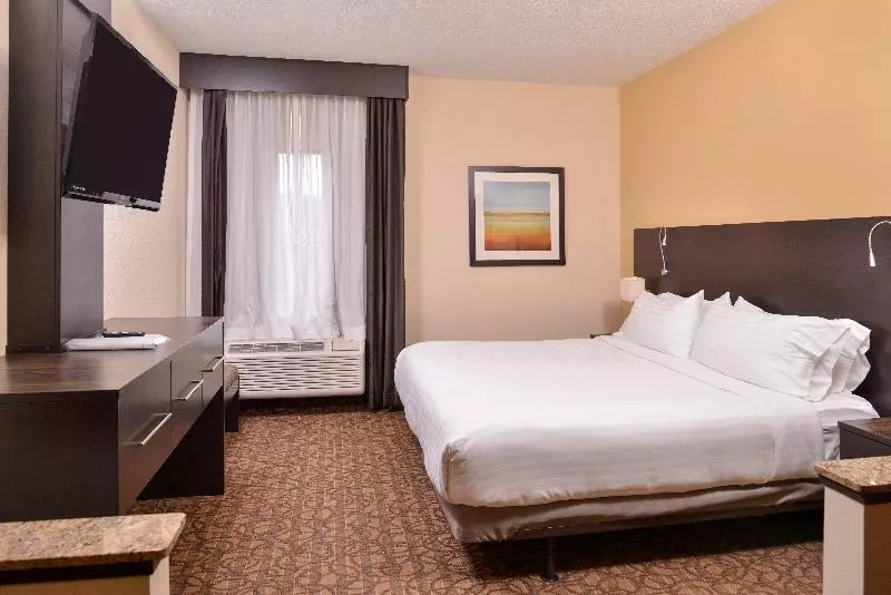 身障者適用キングサイズベッドルーム, Holiday Inn Express & Suites Topeka West I 70 Wanamaker, An Ihg