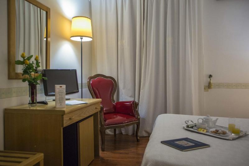 Номер Стандарт Кровать Кинг Адаптированный для Инвалидов, Holiday Inn Express & Suites Topeka West I 70 Wanamaker, An Ihg