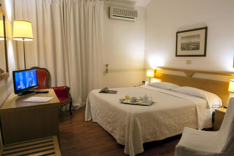 Номер Стандарт Кровать Кинг Адаптированный для Инвалидов, Holiday Inn Express & Suites Topeka West I 70 Wanamaker, An Ihg