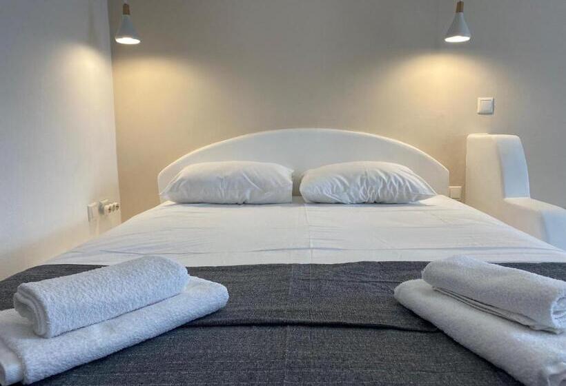 标准三人间, Serene Hill