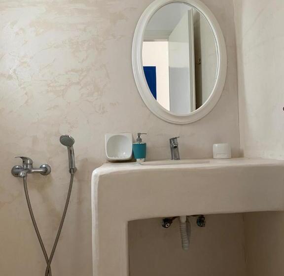 标准三人间, Serene Hill