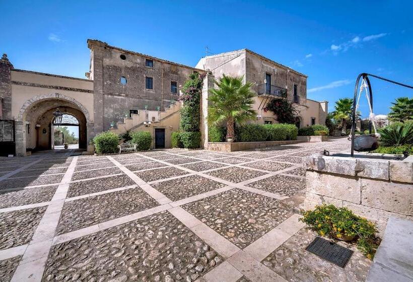 חדר קלאסי לשלושה, Villa Giulia