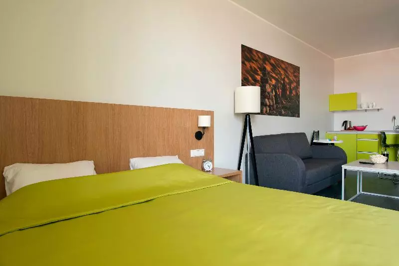 اتاق خانوادگی, Go Hotel Shnelli