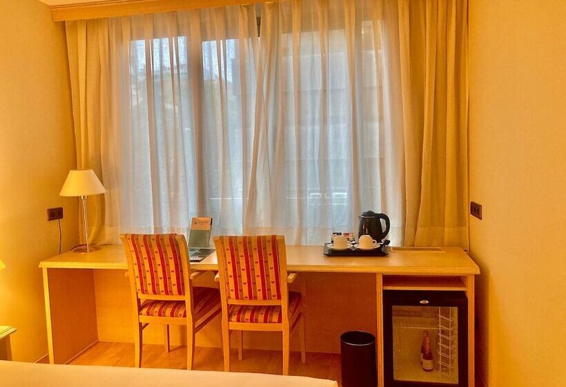 اتاق استاندارد سه نفره, Luze Castellana