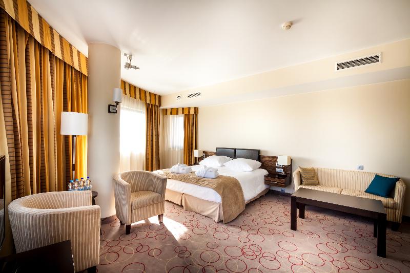 جناح جونيور, Qubus Hotel Kraków