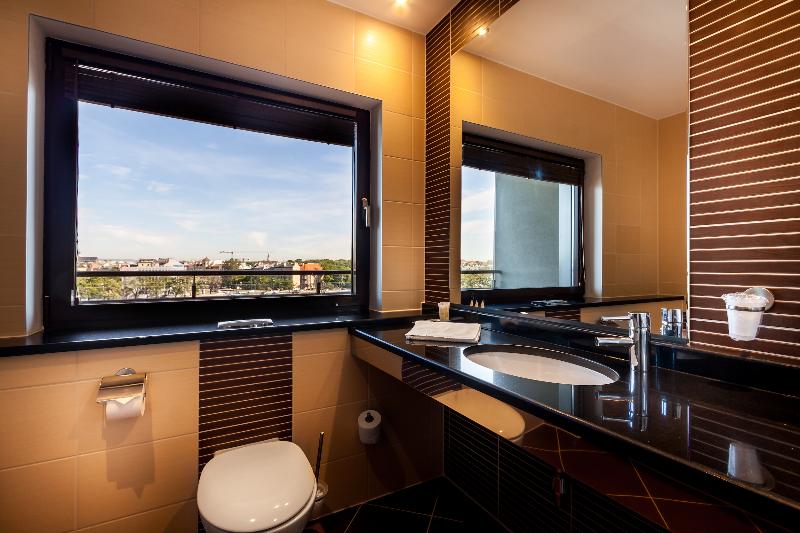 جناح جونيور, Qubus Hotel Kraków