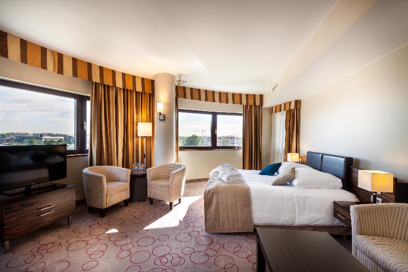 جناح جونيور, Qubus Hotel Kraków