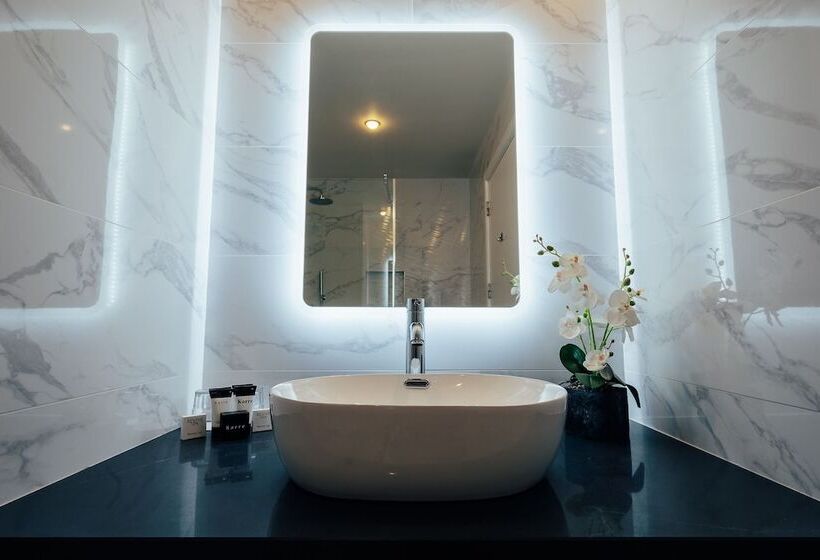 اتاق خانوادگی, The Fitzwilton