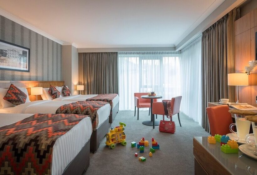 اتاق خانوادگی, The Fitzwilton