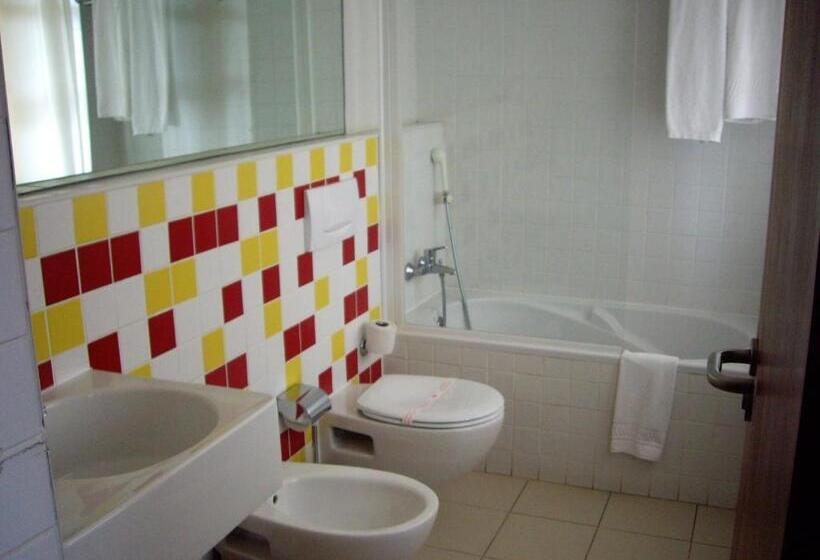 اتاق لوکس با چشم‌انداز دریا, Xaguate