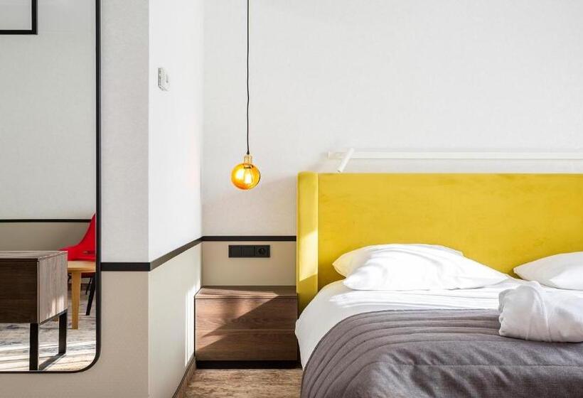 جناح جونيور, Qubus Hotel Kraków