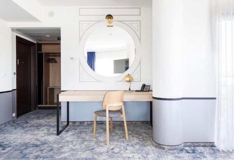 جناح جونيور, Qubus Hotel Kraków