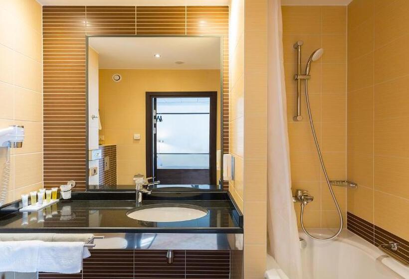 جناح جونيور, Qubus Hotel Kraków