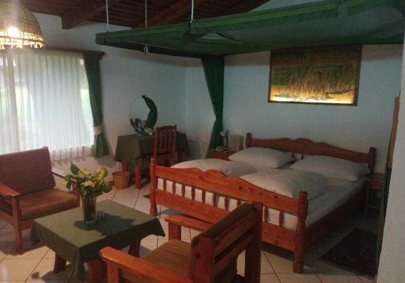 اتاق لوکس با تخت بزرگ, Dik Dik