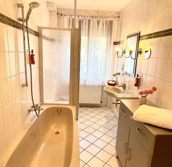 Номер Стандарт Трехместный, Altdeutsche Weinstube  Superior