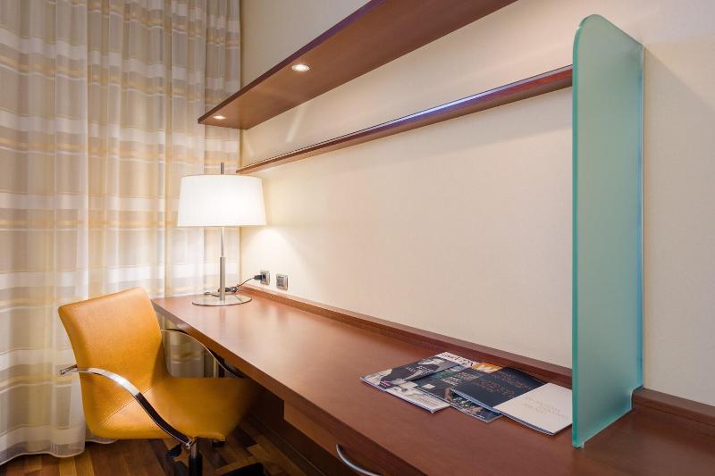 带大床的豪华间, Courtyard By Marriott Venice Airport