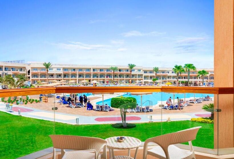 Habitación Triple Estándar Vista Piscina, Pickalbatros Royal Moderna Sharm  Aqua Park