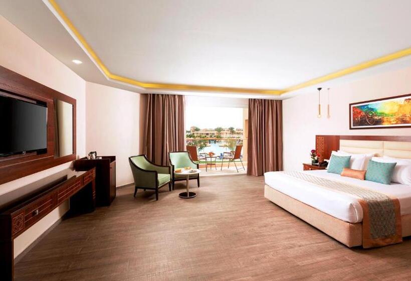 Habitación Triple Estándar Vista Piscina, Pickalbatros Royal Moderna Sharm  Aqua Park