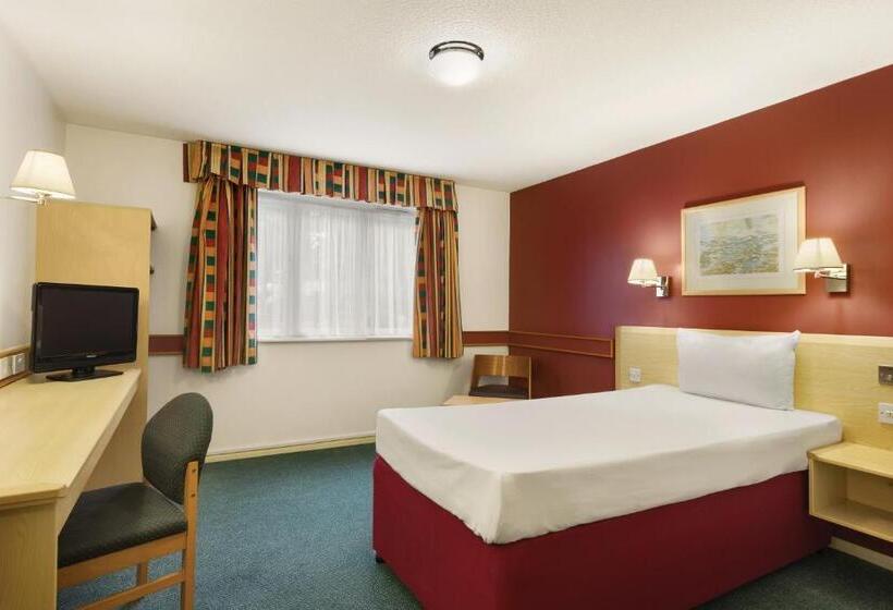 غرفة قياسية لذوى الاحتياجات الخاصة, Ramada London South Mimms