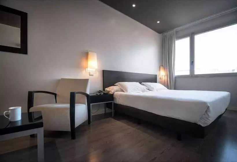 اتاق راحتی سه تخته, Suites Viena Plaza De Espana