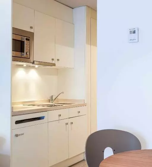 اتاق راحتی سه تخته, Suites Viena Plaza De Espana