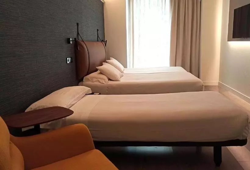 اتاق راحتی سه تخته, Suites Viena Plaza De Espana