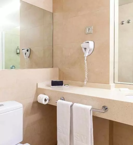 اتاق راحتی سه تخته, Suites Viena Plaza De Espana