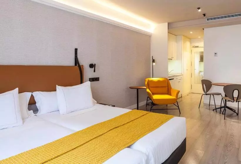 اتاق راحتی سه تخته, Suites Viena Plaza De Espana